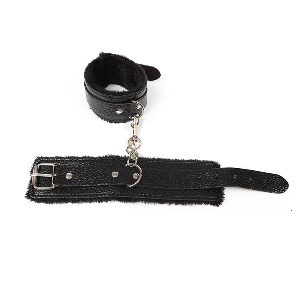Fetish Fever Cuffs With Fur(Black)